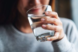 Sipping cool water to ease clear aligner discomfort